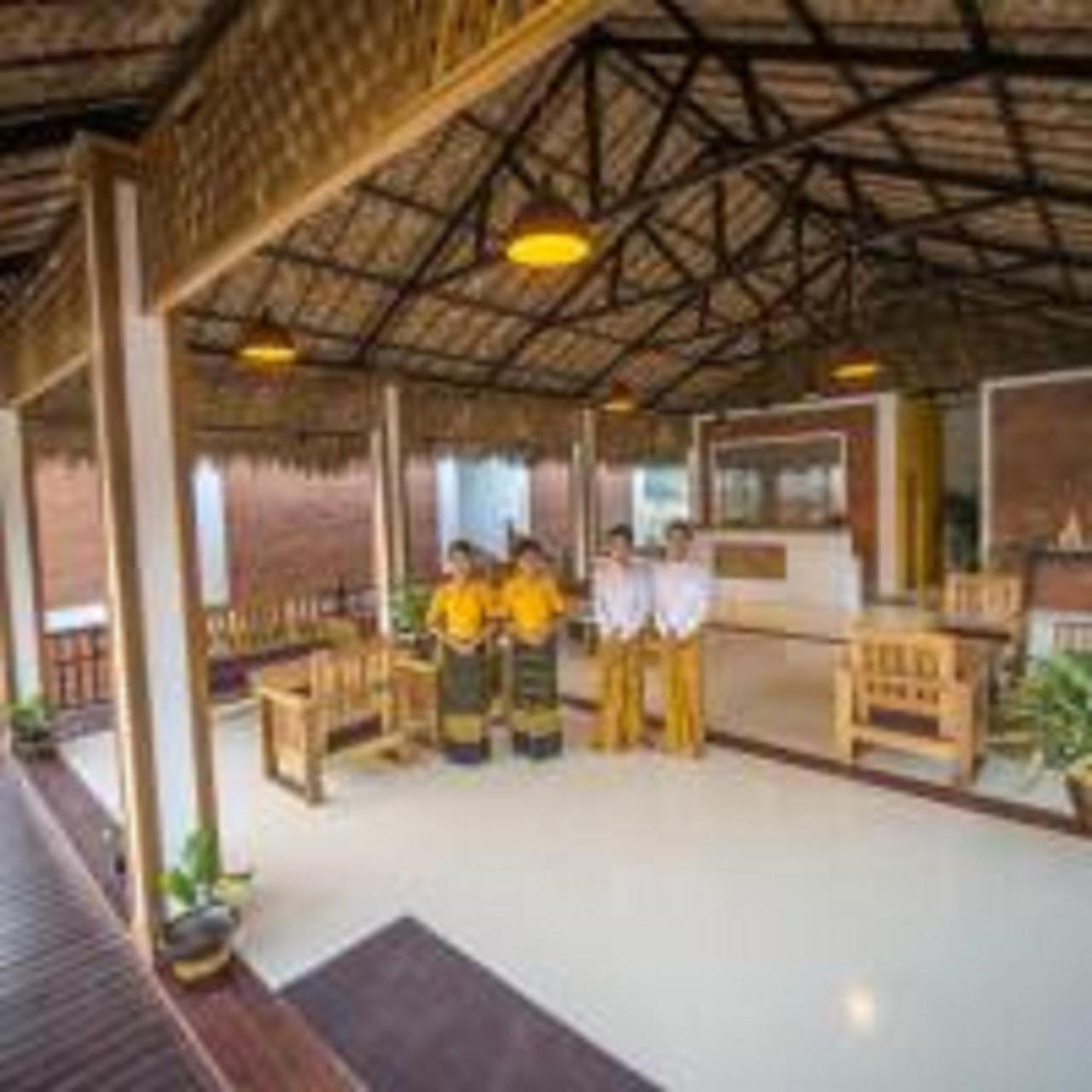 Hotel Queen Jamadevi Молам'яйн Екстер'єр фото