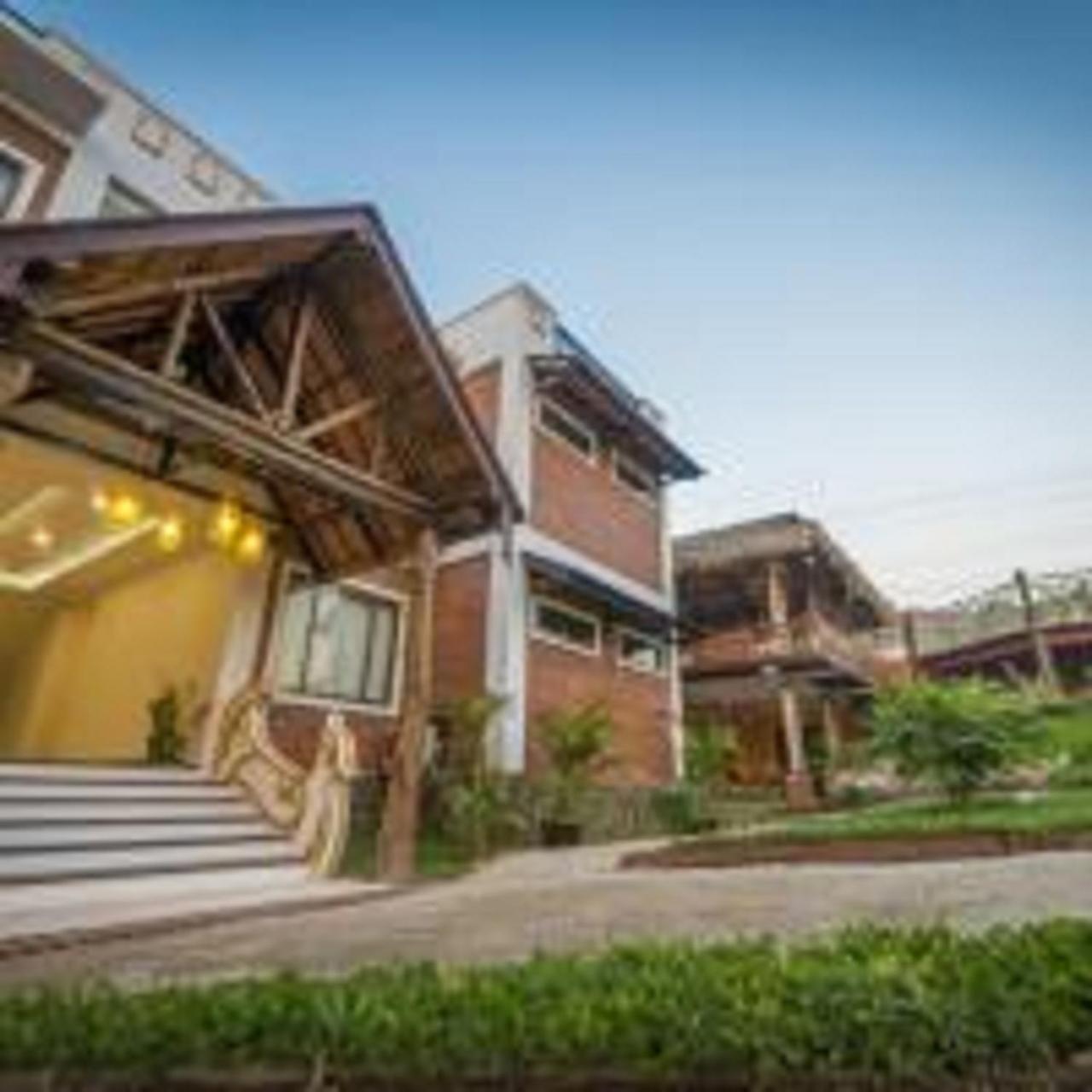 Hotel Queen Jamadevi Молам'яйн Екстер'єр фото